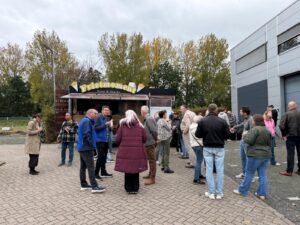 Huurders van Verzamelgebouw Reeuwijk bij de frietwagen van FrietMoment tijdens de Foute Lunch