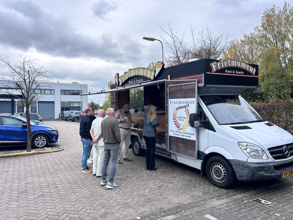Huurders halen friet bij de frietwagen van FrietMoment